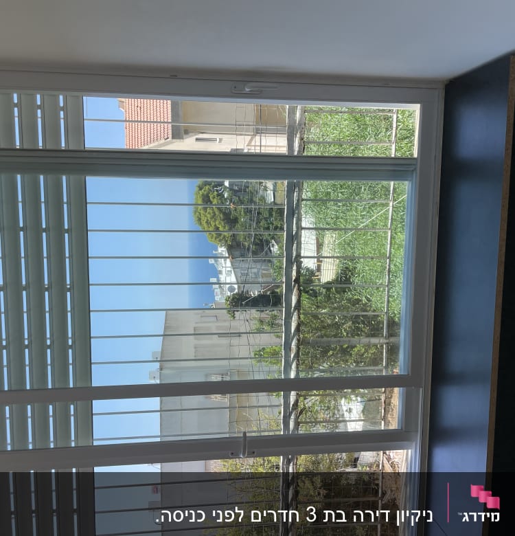 חלון נקי עם תריסים פתוחים